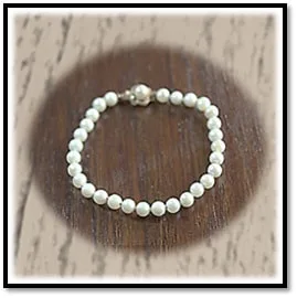 BB00600D-9ct Yellow Gold Clasp Cultured Pearl Bracelet. $600.00