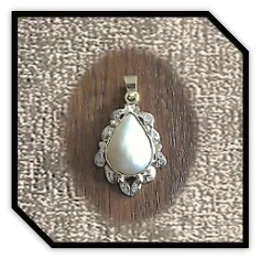 PE01000A-9ct Yellow Gold Pearl Diamond Pendant.